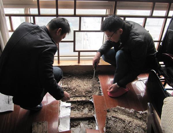 一位居民白蚁治理现场